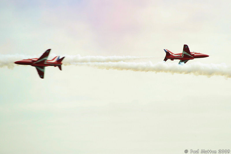  A8V7782 Red Arrows passing